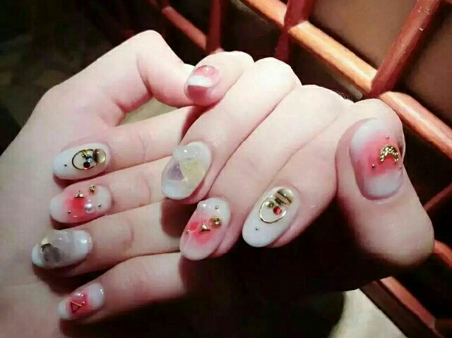 美甲甲油膠照燈會疼怎么辦？